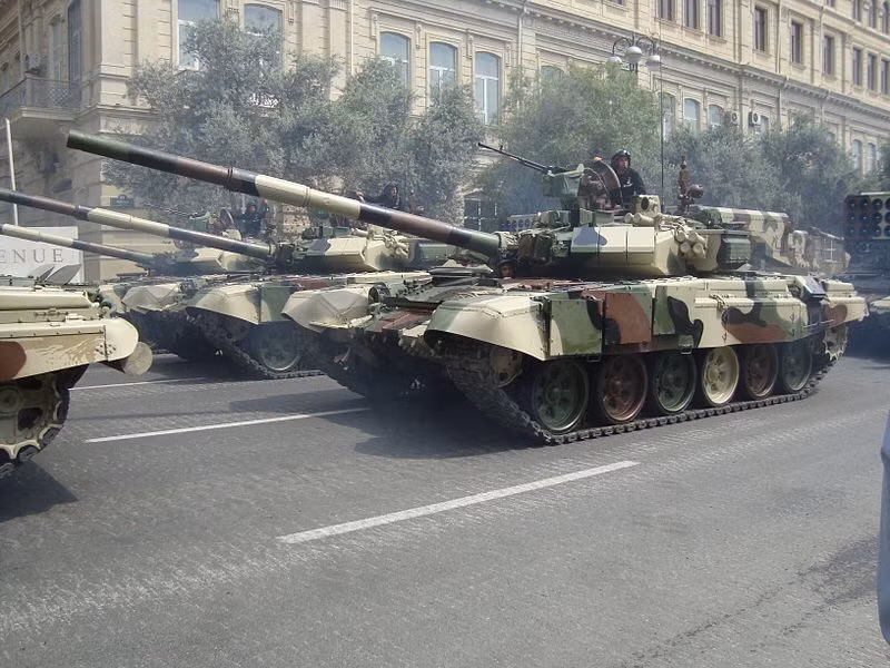 Giữa tình hình lực lượng tăng - thiết giáp của Azerbaijan với chủ lực là các xe tăng T-72 Aslan nâng cấp đang phải chịu tổn thất cực kỳ nặng nề trên chiến trường, nhiều nhà phân tích quân sự đã tính toán rằng quân đội nước này sẽ nhanh chóng tung xe tăng chiến đấu chủ lực T-90S vào trận để thay đổi cục diện chiến trường. Hiện nay Azerbaijan đang sở hữu khoảng 100 xe tăng loại này. Ảnh: Đội hình xe tăng T-90S của Azerbaijan trong một cuộc duyệt binh.