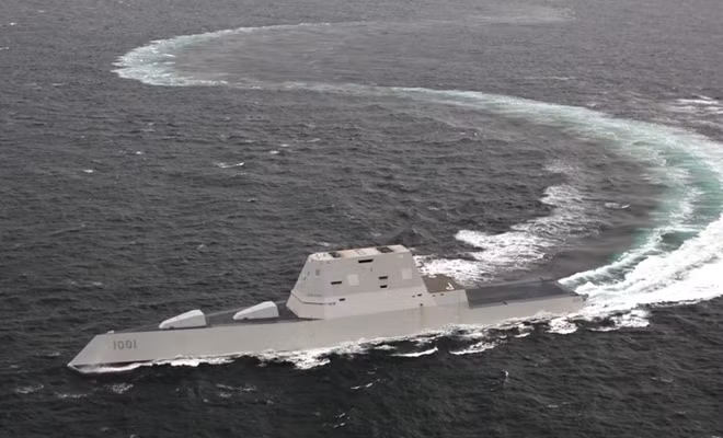 Giá của một chiếc khu trục hạm lớp Zumwalt được cho là giao động từ 3.5 - 4.4 tỷ USD trong khi Bộ tư lệnh các hệ thống biển Hải quân Mỹ ấn định mức giá của tàu Zumwalt đầu tiên là 3.87 tỷ USD. Tàu có thiết kế bề ngoài tàng hình vô cùng lạ mắt, giúp nó tránh bộc lộ tín hiệu rất lớn trước radar trinh sát mặt biển của đối phương. Ảnh: Tàu DDG-1001 mới được biên chế trong một chuyến hải hành.