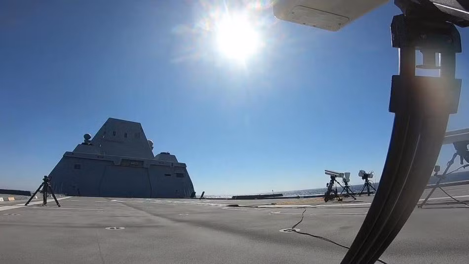 Tàu khu trục Zumwalt trang bị 20 moldun Mk-57, mỗi moldun có thể chứa 4 tên lửa, tổng cộng có 80 ống phóng thẳng đứng có thể triển khai nhiều loại tên lửa như chống hạm, chống ngầm, phòng không,.. và trong sự kiện này, con tàu đã phóng đi một tên lửa hạm đối không tầm trung SM-2 có tầm bắn tối đa lên tới 160km. Ảnh: Con tàu chuẩn bị cho lần khai hỏa lịch sử.