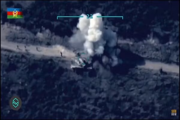 Cuộc xung đột giữa Azerbaijan và Armenia tại chiến trường Nagorno -Karabakh bùng phát từ ngày 27/9 với một cường độ cực cao, hai bên đều đã điều động những lực lượng mạnh nhất của mình vào tham chiến. Trong đó, Armenia đã phải chịu một sự thiệt hại vô cùng nặng nề gây ra bởi không quân Azerbaijan với nòng cốt là các UAV cảm tử, vũ trang. Có thể nói rằng, trong chiến tranh hiện đại, việc tác chiến UAV chính là điều không thể thiếu. Ảnh: UAV trinh sát chỉ thị mục tiêu cho pháo binh Azerbaijan công kích đối phương.