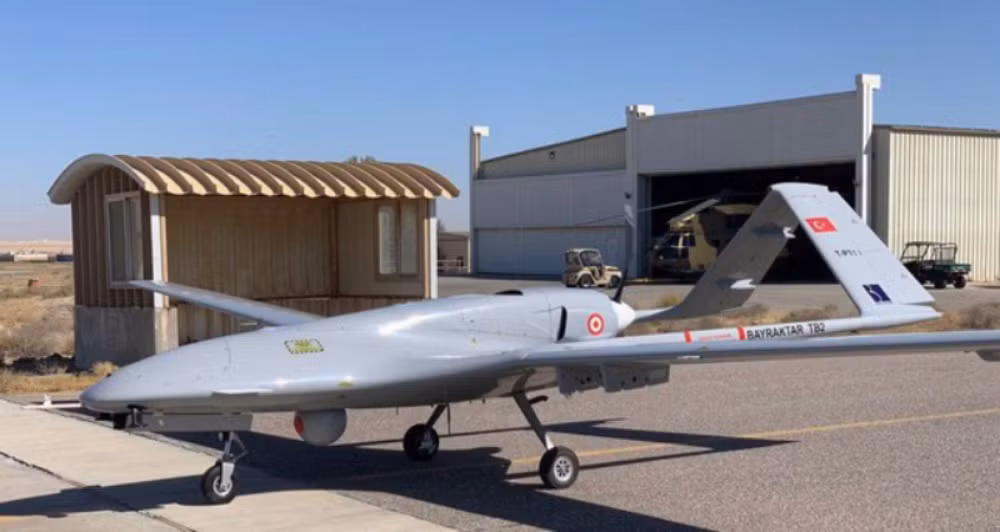 Về thiết kế bên ngoài, UAV TB-2 là loại máy bay không người lái cánh thẳng với 3 bánh đáp không thể thu vào khi bay (trừ bánh trước), sải cánh 12m, phần đuôi được thiết kế kiểu chữ V ngược, chiều dài tối đa của UAV là 6.5m và cao 2.2m. Khung thân được làm từ vật liệu Composite hiện đại (hầu hết làm bằng sợi carbon). Máy bay trang bị nhiều loại thiết bị quan sát như Camera điện quang và hồng ngoại, máy đo xa laser và máy chỉ thị mục tiêu. Trọng lượng cất cánh tối đa 650kg, trọng tải tối đa 150kg, nhiên liệu mang theo tối đa 300 lít xăng. Ảnh: UAV TB-2 của quân đội Thổ Nhĩ Kỳ.