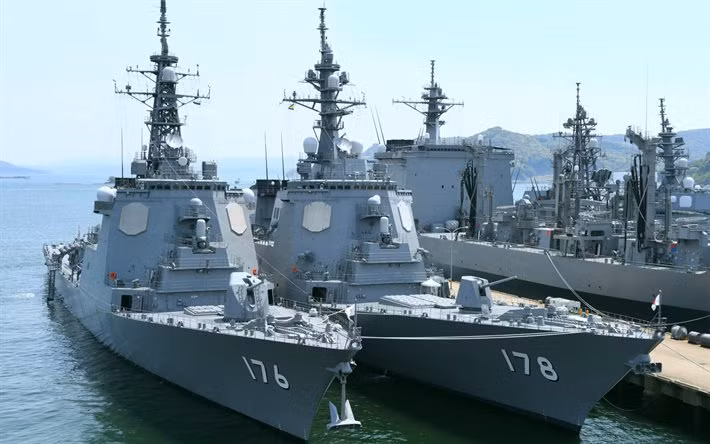 Về việc triển khai Aegis lên tàu biển, người ta sẽ không chỉ lắp đặt trên các tàu khu trục mà còn cả các loại tàu khác của Lực lượng Phòng vệ bờ biển Nhật Bản hay thậm chí là các loại tàu dân sự, tàu hàng hóa, tàu vận tải,… để nâng cao khả năng triển khai cũng như mật độ bảo vệ của các hệ thống. Ảnh: Tàu khu trục Aegis lớp Atago (DDG-178) và tàu khu trục Aegis lớp Kongo (DDG-176) đậu cạnh nhau.