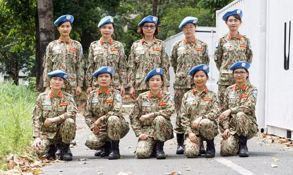 Bước vào thời đại mới, đất nước đã yên tiếng súng tuy nhiên vẫn còn đó những nhiệm vụ nặng nề hơn đè lên vai người nữ quân nhân. Đó là phát triển kinh tế, nâng cao đời sống nhân dân, quân đội, đảm bảo an ninh - quốc phòng. Lần đầu tiên, những nữ chiến sĩ của Quân đội Nhân dân Việt Nam đã được cử sang Nam Sudan để thực hiện nhiệm vụ Gìn giữ Hòa bình vô cùng cao cả của Liên Hợp Quốc, đây là một trọng trách vinh quang nhưng cũng hết sức khó khăn, đòi hỏi một sự hi sinh thầm lặng. Ảnh: Những nữ chiến sĩ lực lượng Gìn giữ Hòa bình Việt Nam triển khai tại Nam Sudan.