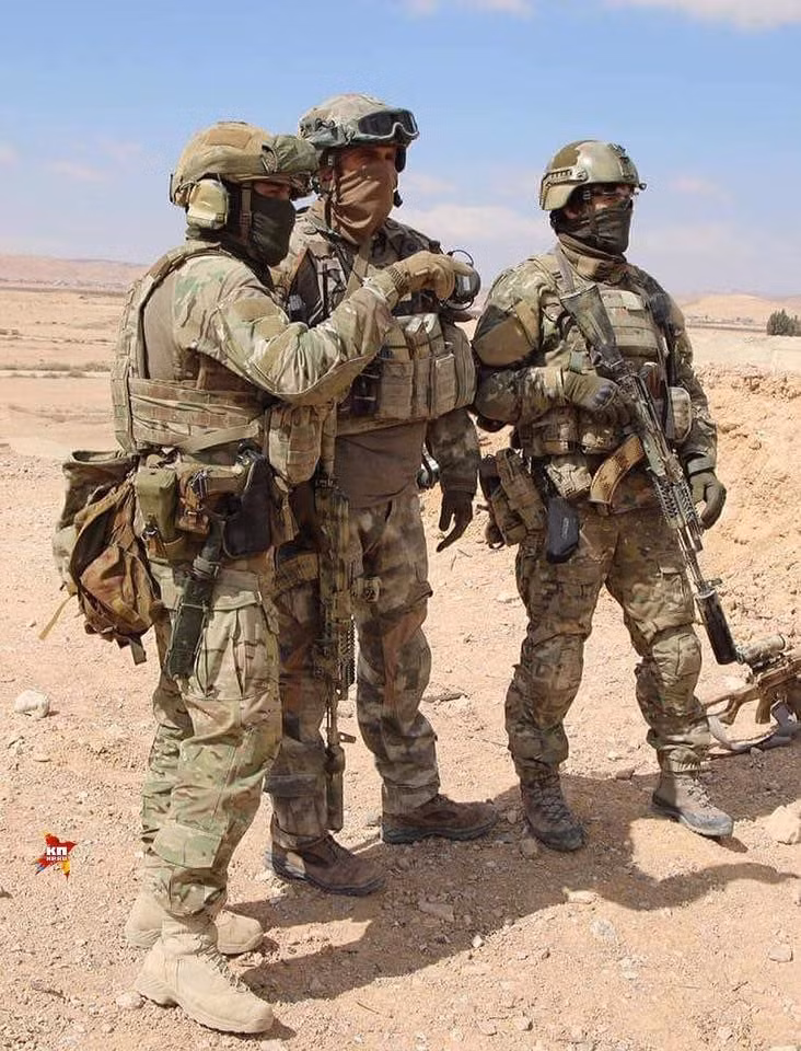 Ảnh: Lính đặc nhiệm Nga tại chiến trường Syria với mũ chống đạn kiểu High cut và áo giáp Plate Carrier. Cuộc chiến tại Syria cho thấy một sự lột xác lớn của binh sĩ Nga, đặc biệt là lính đặc nhiệm khi trang bị nhiều loại khí tài tương đương với kiểu dáng hiện đại của Phương Tây.