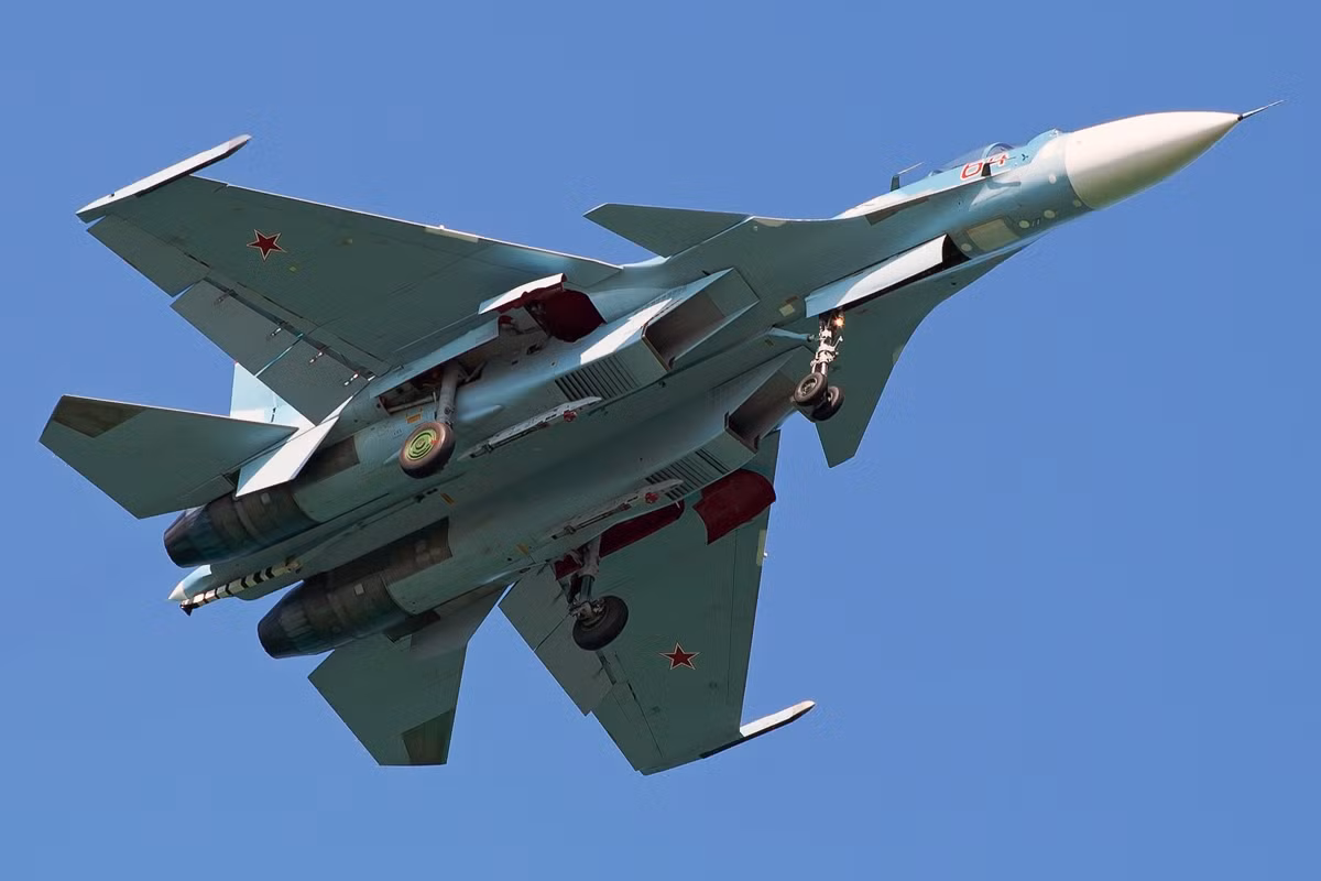 Trong lần nâng cấp thứ hai, kho vũ khí của tiêm kích hạm Su-33 sẽ được mở rộng, bằng cách bổ sung các loại đạn dẫn đường chính xác; giúp Su-33 có thể tấn công mục tiêu từ xa, mà không cần phải bay vào khu vực phòng không của đối phương. Ảnh: Tiêm kích hạm Su-33 - Nguồn: Topwar