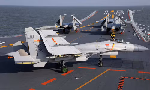Nhưng cũng giống với Su-33, J-15 không đủ nhiên liệu khi chiến đấu xa, động cơ không ổn định do trục trặc động cơ và các hỏng hóc cơ khí khác; nên nhiều chiếc J-15 đã gặp một số tai nạn. Quá trình khai thác J-15 khiến hải quân Trung Quốc gặp nhiều thất vọng. Ảnh: Tiêm kích J-15 trên boong tàu sân bay Liêu Ninh - Nguồn: Sina