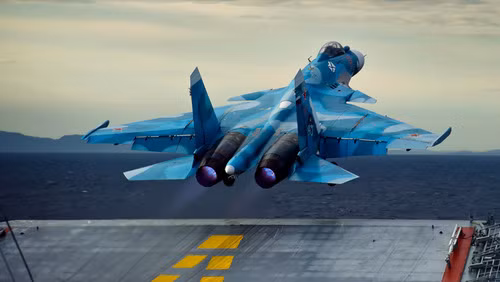Tuy nhiên Su-33 về cơ bản không thể được sử dụng như một mẫu máy bay để ưu thế trên biển, với tư cách là máy bay chiến đấu chủ lực của tàu sân bay Kuznetsov, vai trò của Su-33 rõ ràng là thấp; điều này đã được khẳng định trong chiến dịch tham chiến của tàu sân bay Kuznetsov tại Syria năm 2018. Ảnh: Su-33 cất cánh từ tàu sân bay Kuznetsov tham chiến tại Syria - Nguồn: Topwar 