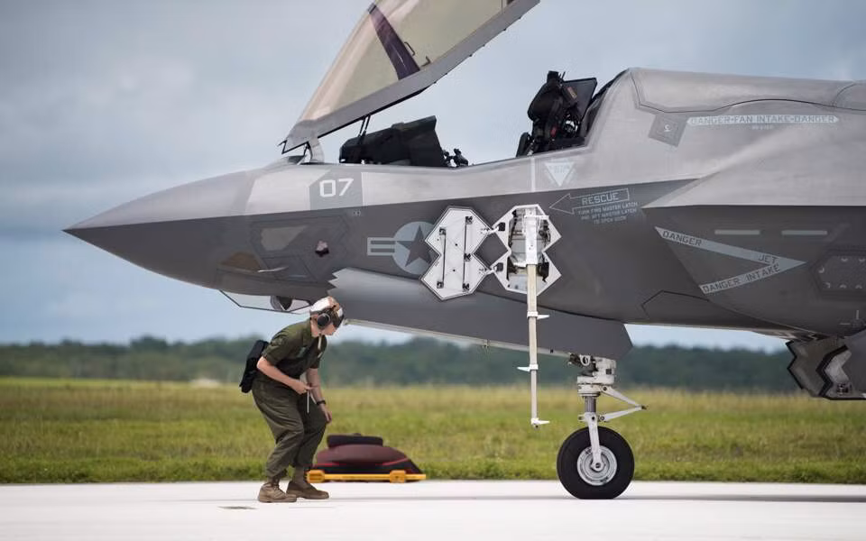 Thông số kỹ thuật của F-35 bao gồm chiều dài 15.37m, sải cánh 10.6m, cao 4.33m, kíp lái 1 người, trọng lượng cất cánh tối đa 27.200 kg. Tốc độ bay tối đa Mach 1.6, tầm hoạt động tối đa khi không được tiếp nhiên liệu là 2.200km, bán kính chiến đấu 1.100km. Ảnh: Tiêm kích F-35 của quân đội Mỹ kiểm tra thông số kỹ thuật.