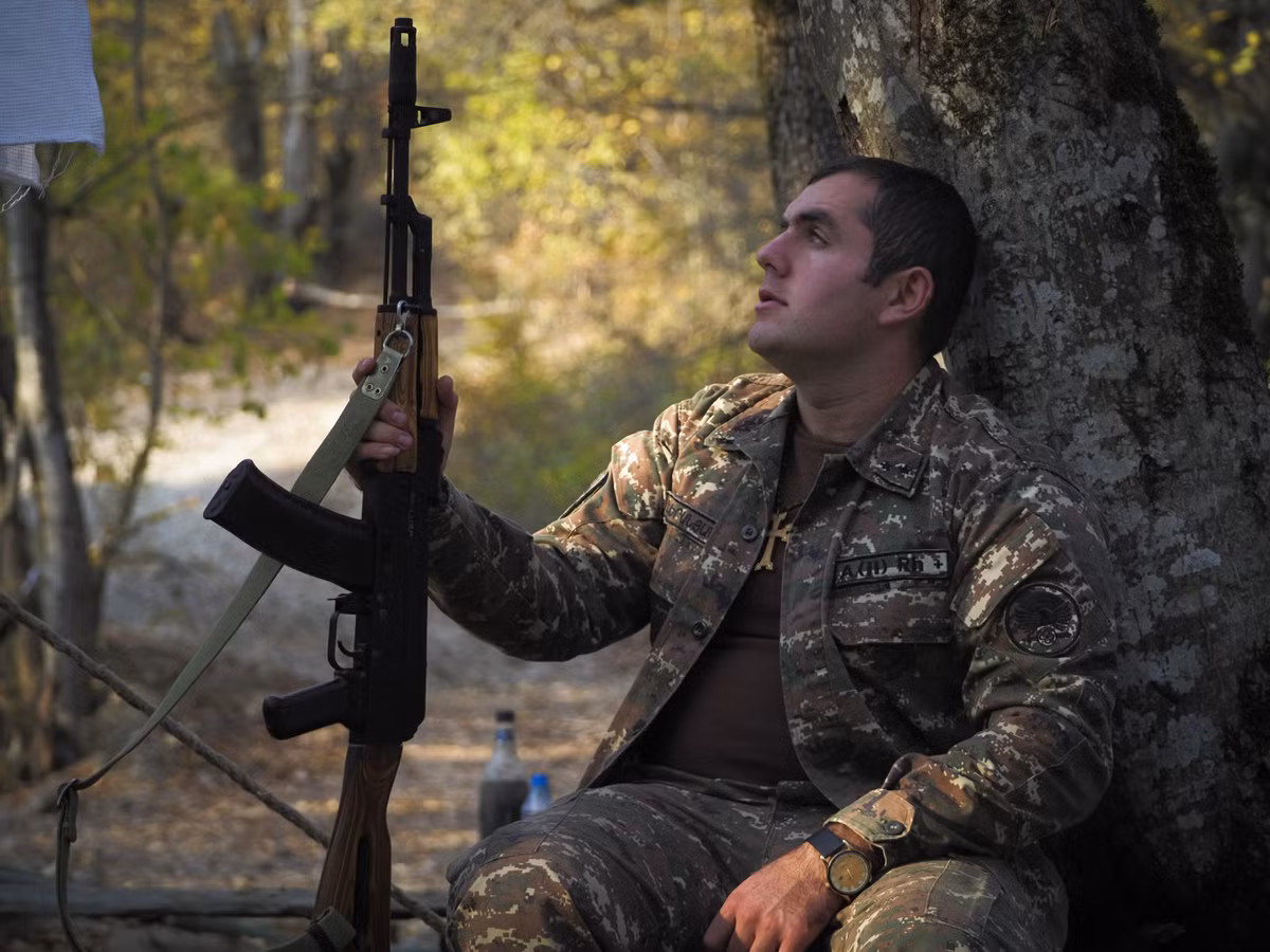 Dẫu vậy, hiện nay trên chiến trường Karabakh, quân Armenia đang mất lợi thế trầm trọng, nhiều vùng kiểm soát đã bị rơi vào tay đối phương và nguy cơ bại trận đang thường trực ngay trước mắt. Có thể trong thời gian tới, Armenia sẽ đẩy mạnh cuộc tấn công để có thể tái chiếm lại các lãnh thổ đã mất nhưng với tình hình hiện nay vẫn là cực kỳ khó bởi sự hoạt động vô cùng hiệu quả của UAV Azerbaijan. Ảnh: Một binh sĩ Armenia với khẩu AK-74 của mình.