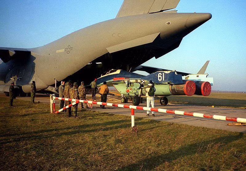 Do vậy vào năm 1997, Mỹ đã dùng nhiều biện pháp, trong đó chủ yếu là tiền, để mua lại những chiếc chiến đấu cơ MiG-29 của Moldova. Washington đã mua 21 chiếc MiG-29, bao gồm 14 chiếc phiên bản C, một chiếc phiên bản B và 6 chiếc phiên bản A; những chiếc máy bay này được tháo rời, và được máy bay vận tải quân sự C-17 chở tới Dayton, bang Ohio. Nguồn ảnh: Sina.