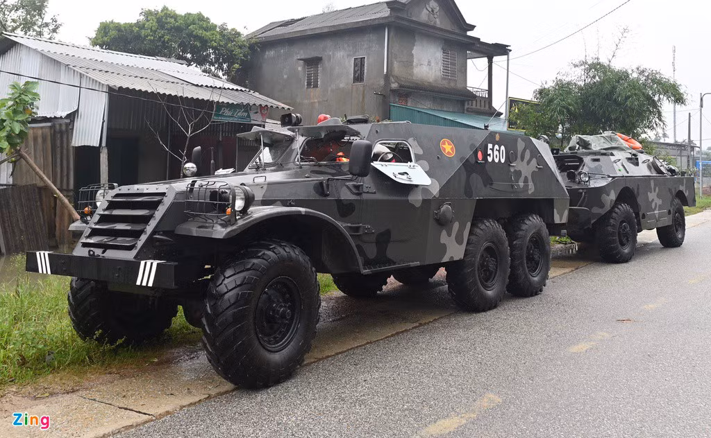 Ban chỉ huy Quân sự tỉnh Thừa Thiên - Huế đã đưa các xe thiết giáp bánh lốp BTR-152 và BRDM-2 và thực hiện nhiệm vụ. Xe thiết giáp BTR-152 là loại xe bánh lốp có khả năng việt dã tốt cũng như có khả năng lội nước ngập sâu, hiện nay đã được biên chế đại trà cho Ban chỉ huy Quân sự các tỉnh cho nhiệm vụ sẵn sàng chiến đấu cũng như ứng phó sự cố thiên tai, thảm họa. Ảnh: Xe thiết giáp của Ban chỉ huy Quân sự tỉnh Thừa Thiên - Huế - Nguồn: Zing