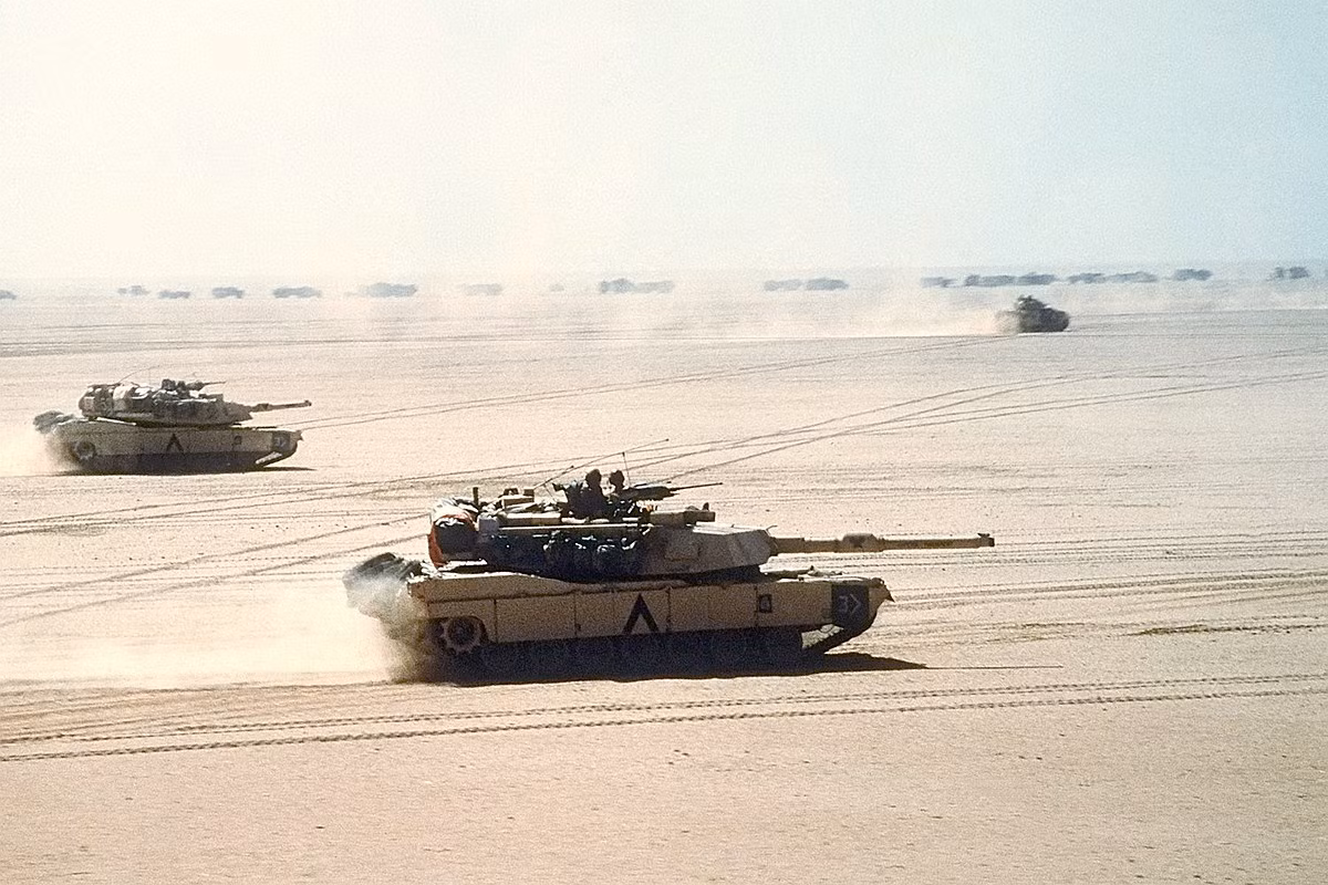 Xe tăng M1A1 cải tiến được trang bị pháo 120 mm từ năm 1985. Trong cuộc chiến tranh vùng Vịnh năm 1991 đã chứng kiến sức mạnh của loại đạn M829A1, khi dùng đạn xuyên giáp bằng uranium làm nghèo; kỷ lục là đã xuyên thủng giáp tăng T-72 của Iraq ở cự ly 2.000 mét. Ảnh: Xe tăng M1A1 Abram trong chiến tranh vùng Vịnh năm 1991 - Nguồn: Wikipedia.