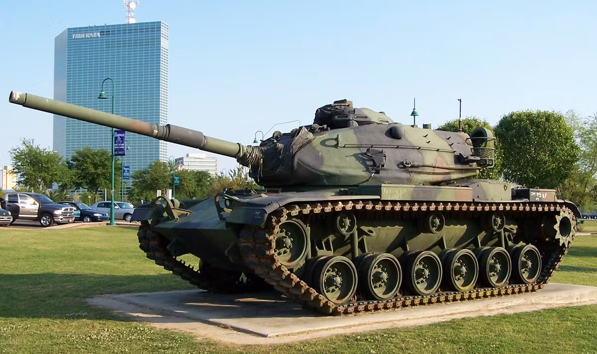 Ban đầu M1 Abrams được trang bị pháo nòng xoắn L7 105 mm của Anh, đây là mẫu pháo đã khẳng định được chỗ đứng và trang bị trên các loại xe tăng chiến đấu chủ lực của Mỹ trước đó như M-60. Tuy nhiên, tháp pháo của M1 chỉ có thể chứa được 55 viên đạn 105 mm, giảm 7 viên so với xe tăng M60. Ảnh: Xe tăng M-60 Platon - Nguồn: Wikipedia.