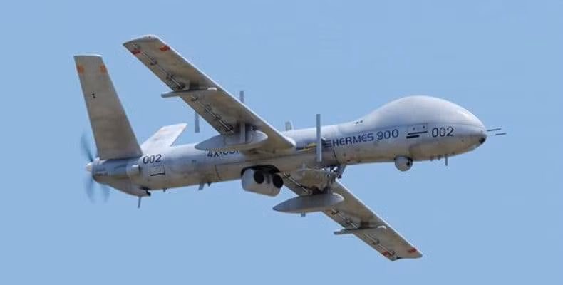 Cuộc xung đột quân sự quy mô lớn giữa hai nước Azerbaijan và Armenia xảy ra gây ra nhiều tổn thất nặng nề cho cả hai bên. Trong khi lực lượng mặt đất Armenia tỏ ra rất hiệu quả thì Azerbaijan lại đang kiểm soát ưu thế cực lớn trên không bằng số lượng lớn các máy bay không người lái (UAV). Qua đó chúng ta thực sự thấy được sự lợi hại không thể xem thường của các UAV vũ trang trong thời kỳ hiện đại. Ảnh: UAV vũ trang Hermes 900 do Israel chế tạo, xuất khẩu cho Azerbaijan.