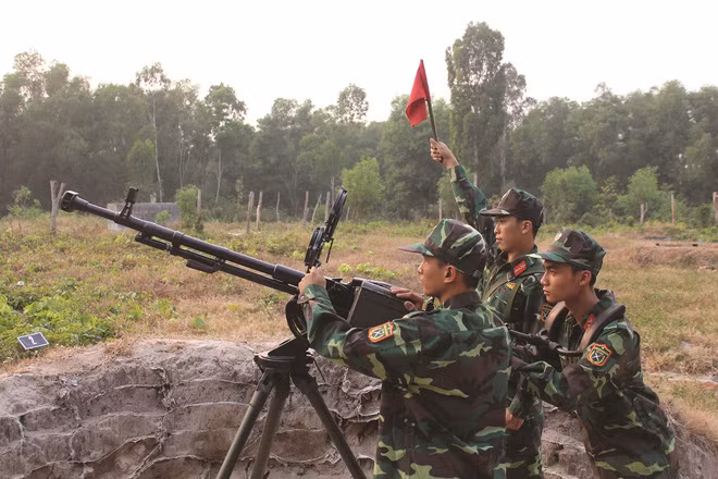 Sau lớp pháo phòng không là đến lớp súng máy hạng nặng. Bộ binh ta khi hành quân chiến đấu cũng được biên chế các loại súng máy hạng nặng 12.7mm DShK, NSV, K-54,… ngoài nhiệm vụ chống địch mặt đất còn kiêm luôn cả nhiệm vụ phòng không, tiêu diệt máy bay tầm thấp đối phương. Ảnh: Bộ đội Việt Nam huấn luyện bắn máy bay bằng súng máy 12.7mm.