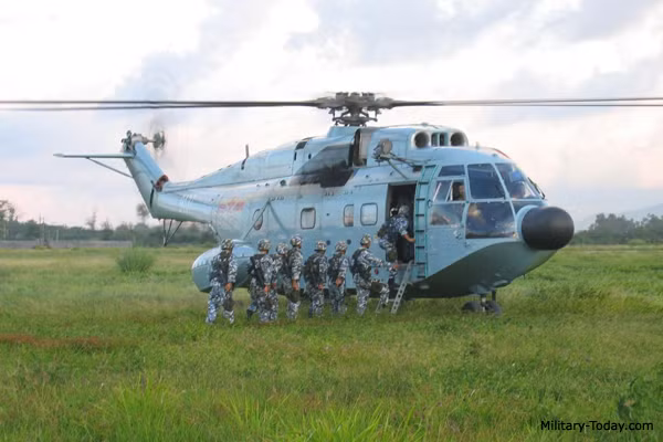 Việc Trung Quốc không đạt được tiến bộ về phát triển các loại trực thăng hạng nặng, có lý do là họ không có mẫu để "sao chép"; tuy nhiên trong quá khứ, Trung Quốc có thời điểm đã từng sở hữu trực thăng vận tải hạng nặng của cả Liên Xô và Mỹ, nhưng với thực lực công nghệ của Trung Quốc khi đó, họ chưa đủ "trình" để sao chép. Ảnh: Trực thăng Z-8. Nguồn: Sina