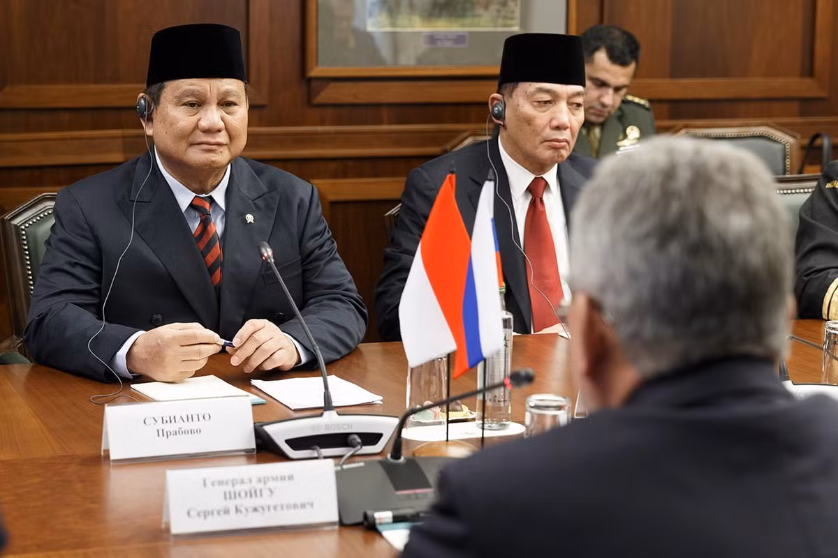 Bộ trưởng Quốc phòng Indonesia khẳng định: Indonesia phải có máy bay chiến đấu thế hệ 4 và 4+, giống như phiên bản Block 70 của máy bay chiến đấu F-16. Khi chúng ta thành thạo khai thác loại máy bay chiến đấu thế hệ 4+, thì không quân Indonesia dễ dàng khai thác loại máy bay thế hệ 5 F-35. Ảnh: Bộ trưởng Quốc phòng Indonesia Prabowo Subianto (trái)- Nguồn: Wikipedia.