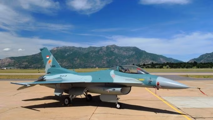Theo Đại sứ Indonesia tại Mỹ tiết lộ rằng, tại một cuộc hội thảo trong chuyến thăm Mỹ của Bộ trưởng Quốc phòng Indonesia Prabowo, Indonesia đã được giới thiệu một mẫu máy bay chiến đấu thế hệ thứ tư khác, có tính năng tương đương F-16. Ảnh: Chiến đấu cơ F-16 của Indonesia - Nguồn: Wikipedia.