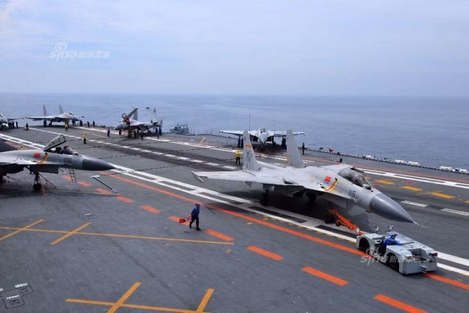 Hồi tháng 4, một chiếc tiêm kích hạm J-15 của Không quân Hải quân Trung Quốc đã bị lỗi kỹ thuật khiến máy bay gặp nạn khi hạ cánh, một phi công thiệt mạng. Suốt một thời gian dài, có vẻ như Trung Quốc đã phải ngừng bay J-15 để kiểm tra tổng thể các máy bay. Mãi tới gần đây, các cuộc huấn luyện bay J-15, đặc biệt là việc huấn luyện cất hạ cánh trên tàu sân bay Liêu Ninh mới được tiếp tục trở lại.