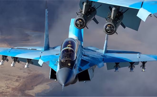 Bắt đầu được giới thiệu từ năm 2019, MiG-35 hiện là chiến đấu cơ mới nhất của tập đoàn hàng không Mikoyan. Tính tới thời điểm hiện tại, mới chí có 8 chiếc chiến đấu cơ MiG-35 được ra đời. Nguồn ảnh: Pinterest.