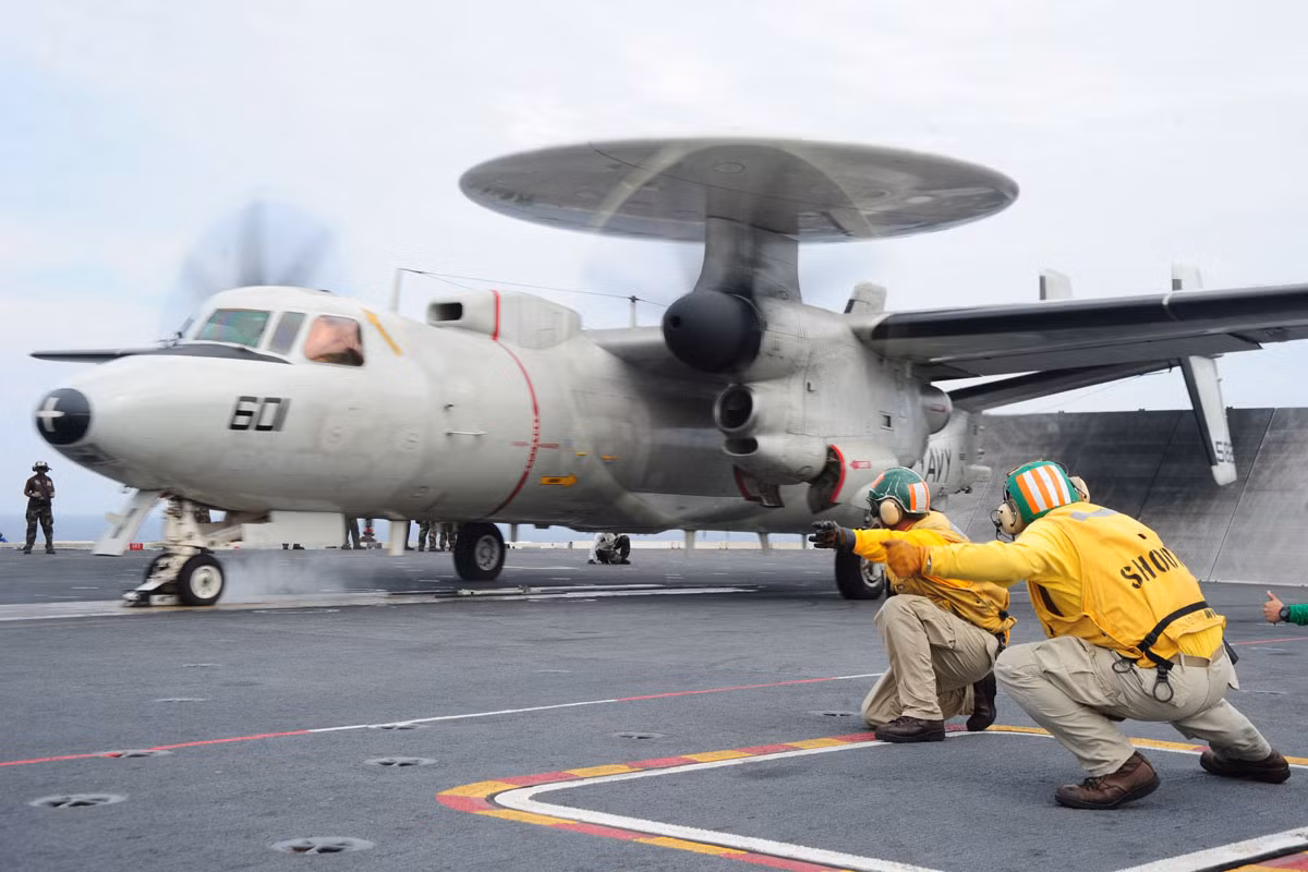 Ngoài một phi đoàn tiêm kích tác chiến điện tử EA-18G, không quân Hải quân Mỹ còn mang theo một phi đoàn máy bay cảnh báo sớm E-2C Hawkeye trên tàu sân bay USS Theodore Roosevelt. Nguồn ảnh: USnavy.