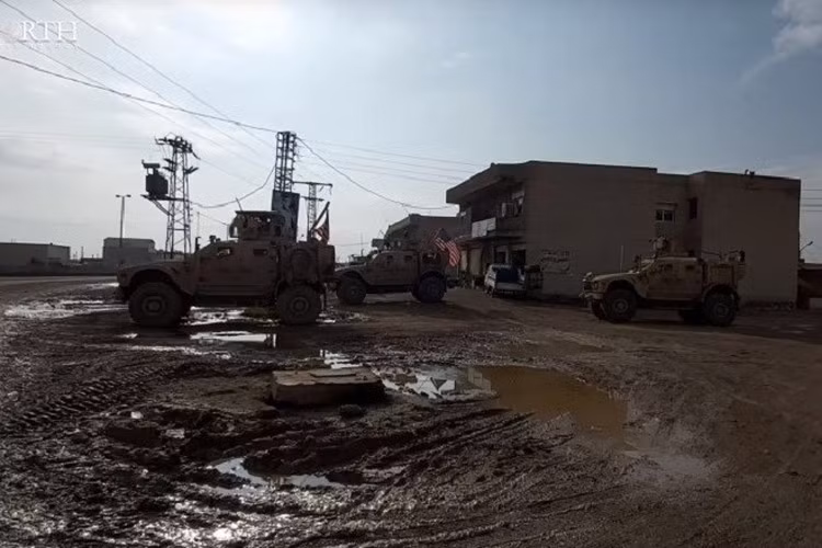Nhưng một số nhân chứng nói rằng phía Mỹ có ít nhất 4 chiếc xe bọc thép, chúng được xác định là loại thiết giáp kháng mìn (MRAP) có kích thước rất lớn so với những chiếc xe của Nga.