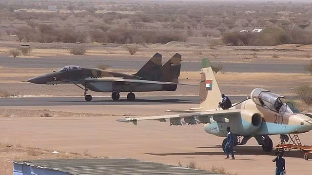 Không chỉ có giá xuất xưởng rẻ, tiêm kích đa năng MiG-29 còn có chi phí vận hành cực kỳ mềm. Cụ thể, khi mà Su-27/30 có giá thành vận hành từ 30.000 cho tới 50.000 USD mỗi giờ bay, MiG-29 chỉ tốn từ 4000 tới 8000 USD cho mỗi giờ bay. Nguồn ảnh: Rumil.