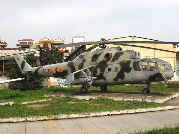 Cụ thể, ngoài việc tác chiến như một trực thăng vũ trang, Mi-24 còn có thể chở theo binh lính, tối đa 8 người với đầy đủ trang bị hoặc 4 cáng cứu thương. Nguồn ảnh: Pinterest.