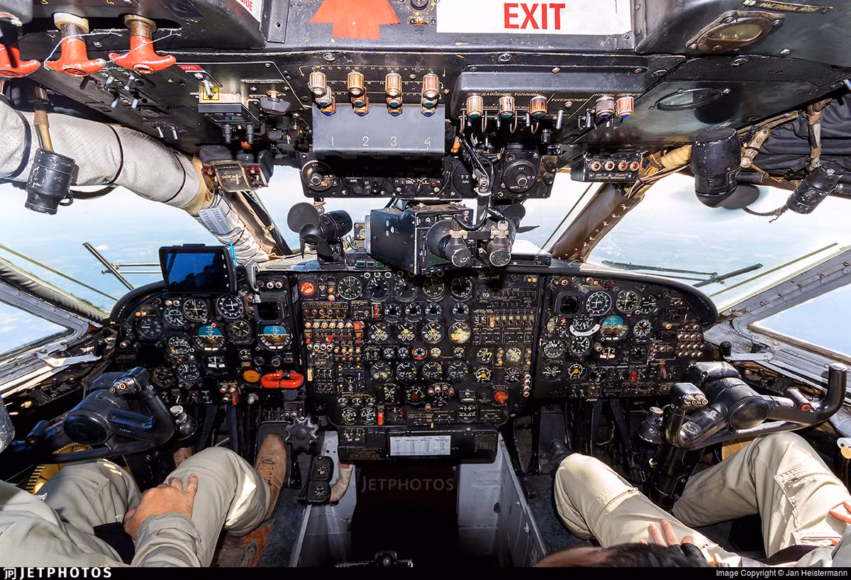 Một vài phiên bản cải tiến của An-12 buộc phải "di rời" quạt con cóc ra vị trí khác để đặt thiết bị, tuy nhiên bằng một cách thần kỳ nào đó, chiếc quạt này chỉ bị "chuyển chỗ" thay vì bị xoá sổ hoàn toàn. Nguồn ảnh: Pinterest.
