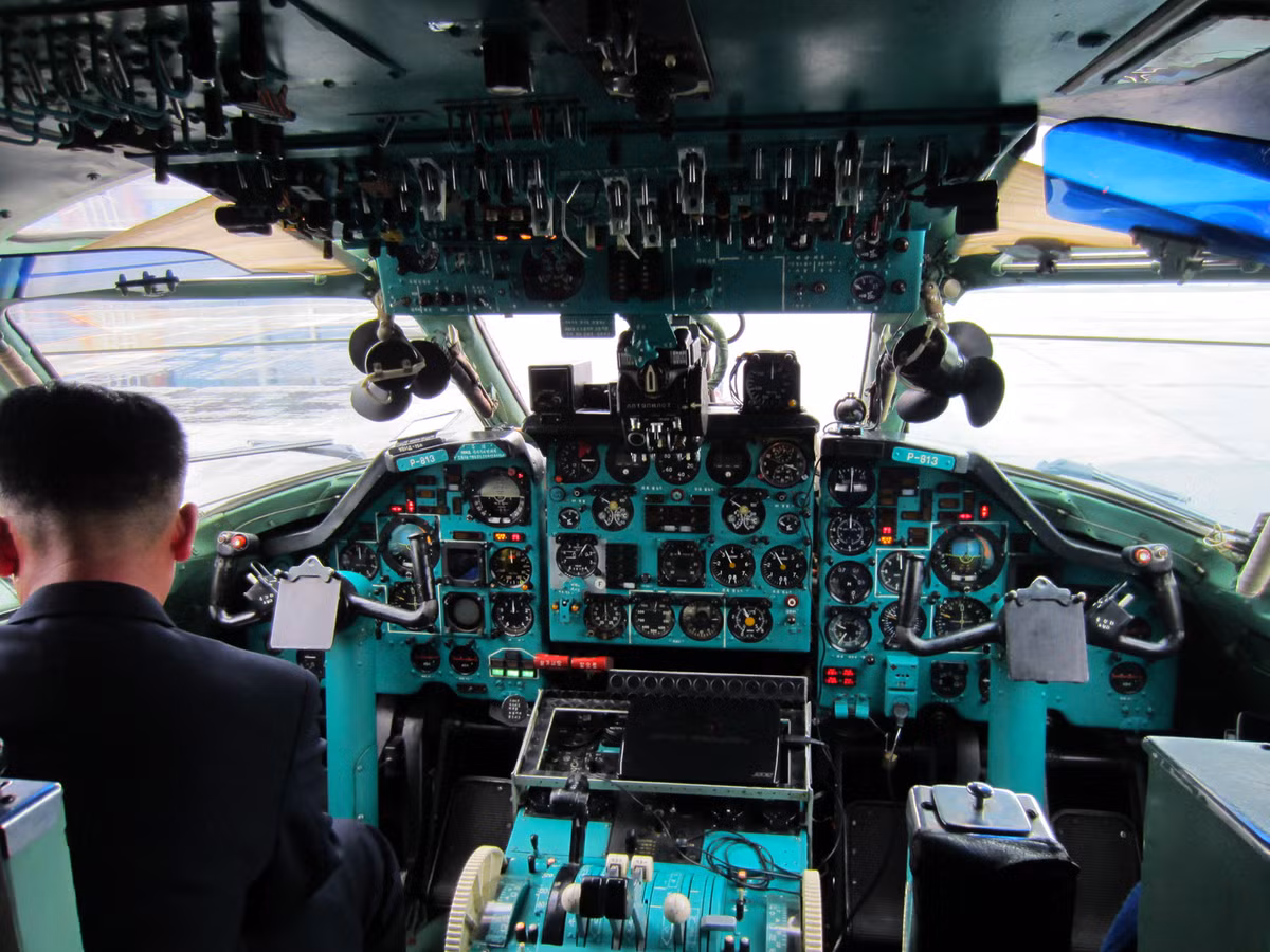 Khoang lái của máy bay chở khách Tupolev Tu-204 với dàn quạt con cóc chắn ngay trước mặt phi công. Nguồn ảnh: Pinterest.