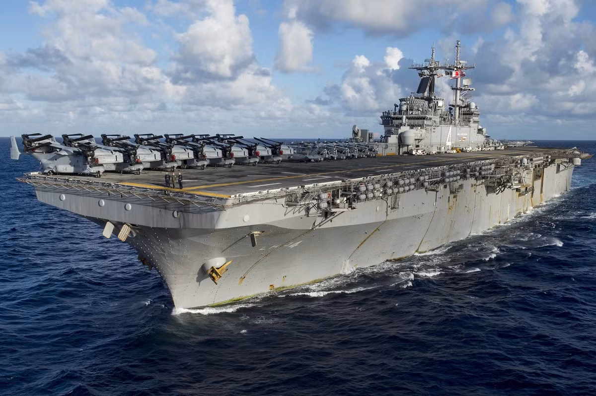 Thuỷ thủ này từng trực tiếp có mặt, tham gia phục vụ trên tàu USS Boxer cách đây chỉ ít ngày trước khi tàu đổ bộ tấn công này quay trở về Mỹ. Nguồn ảnh: Pinterest.