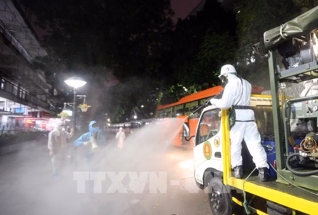Phó thủ tướng Vũ Đức Đam còn khẳng định, cần phải dập bằng được ổ dịch ở Bạch Mai bằng mọi giá. Nguồn ảnh: TTXVN.