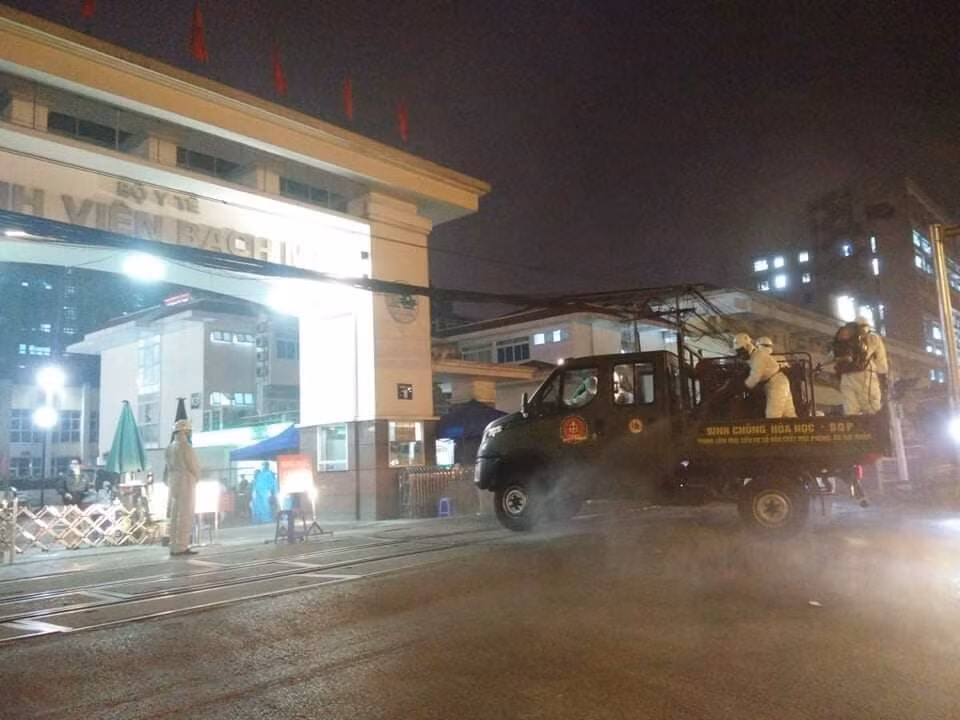 Các thiết bị chuyên dụng của lực lượng phòng hoá được huy động, các chiến sĩ của lực lượng tham gia dập dịch cũng được trang bị bảo hộ đặc biệt. Nguồn ảnh: Baogiaothong.