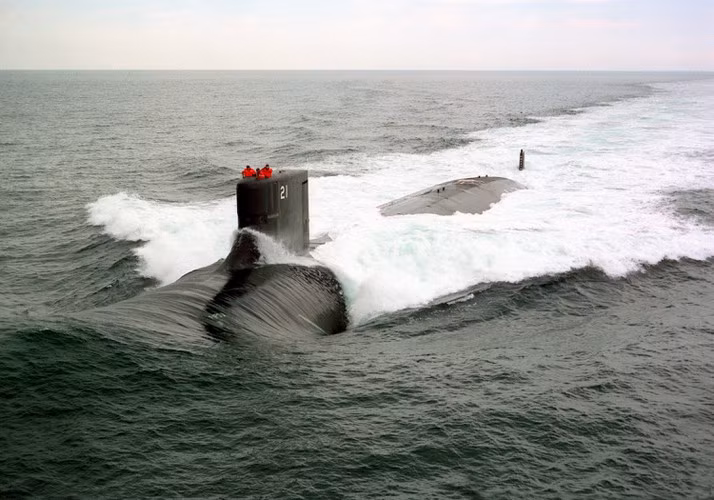 Nó có thể mang tối đa 50 ngư lôi hạng nặng Mark 48 cùng các tên lửa chống hạm Sub-Harpoon, tên lửa hành trình Sub-Harpoon và tên lửa Tomahawk.