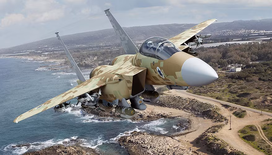 Tiêm kích chủ lực của lực lượng không quân Israel đó là F-15 và F-16 nhập khẩu từ Mỹ, tương lai sẽ có thêm F-35. Những chiến đấu cơ nhập khẩu từ Mỹ qua tay những kỹ sư, thợ máy Israel trở thành những cỗ máy chiến tranh vô cùng đặc biệt. Nguồn ảnh: Pinterest.