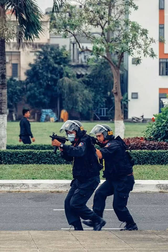 So với các loại tiểu liên sử dụng cỡ đạn lớn hơn, tiểu liên MP5 và MPX có tốc độ bắn nhanh, độ chụm hỏa lực dày đặc do lực giật không quá mạnh. Nguồn ảnh: Văn Quý Đức.