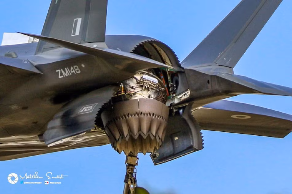 Động cơ của F-35B vẫn chỉ là động cơ vector lực đẩy 2D chứ chưa thể phát triển lên thành động cơ vector lực đẩy 3D như một vài loại máy bay của Nga. Tuy nhiên bản thân động cơ lực đẩy vector 3D lại chưa có phương án nào để bảo vệ được khả năng tàng hình tuyệt đối của phi cơ. Nguồn ảnh: QQ.