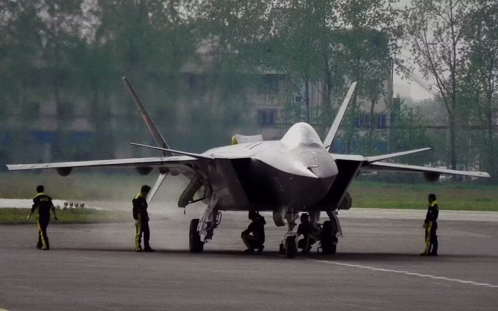 Cụ thể, một trong những loại vũ khí nguy hiểm nhất mà Trung Quốc có thể trang bị trên chiến đấu cơ J-20 đó là tên lửa không đối không PL-15. Loại tên lửa có tầm bắn lên tới 300 km và được trang bị radar quét mảng chủ động. Nguồn ảnh: QQ.