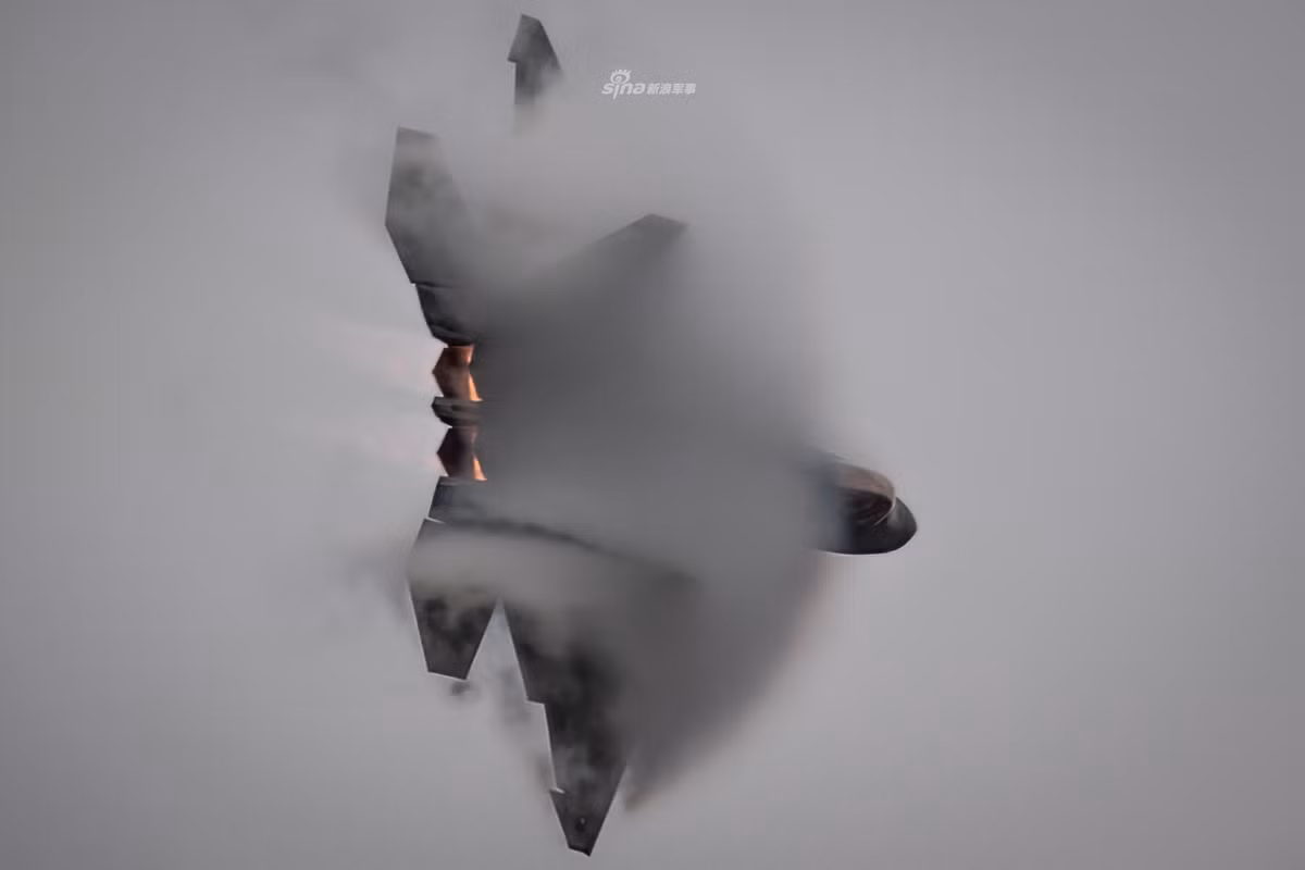 F-22 Raptor chính thức được phục vụ trong Không quân Mỹ kể từ năm 2005 với tên gọi F-22A. Tới nay sau 15 năm, loại chiến đấu cơ này vẫn chưa có phiên bản tiếp theo. Nguồn ảnh: Sina.