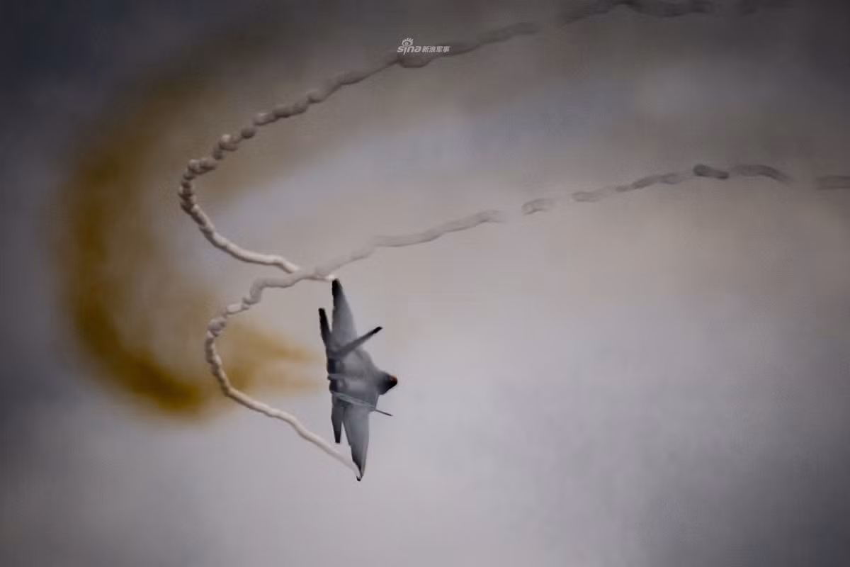 Hiện tại, Mỹ đang sở hữu 195 chiến đấu cơ F-22 Raptor, mỗi chiếc có giá vào khoảng gần 200 triệu USD và là loại chiến đấu cơ đắt nhất thế giới hiện nay, đắt gấp đôi tiêm kích F-35. Nguồn ảnh: Sina.