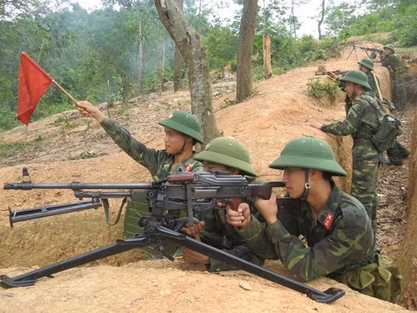Bộ binh huấn luyện tác chiến bảo vệ chiến hào, giữ cứ điểm với vũ khí hạng nặng. Nguồn ảnh: QĐND.