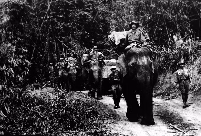 Bộ binh ta bắt đầu đặt chân vào tuyến đường Trường Sơn lịch sử từ Khe Hó, Quảng Trị nằm ở bờ Bắc Sông Bến Hải. Để đến được điểm cuối cùng của đường Trường Sơn là Bù Gia Mập, Nam Bộ phải mất 5 tháng hành quân không ngừng nghỉ. Nguồn ảnh: TL.