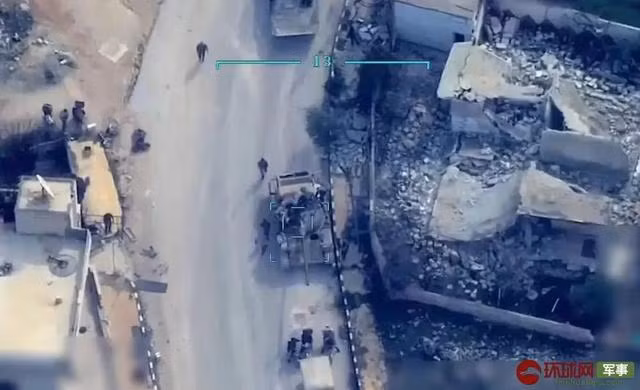 Ngay sau lời tuyên bố về việc ít nhất có 1700 lính Syria thiệt mạng, phía Thổ Nhĩ Kỳ thậm chí còn tung video chứng minh, ghi lại cảnh tượng những vụ oanh kích chính xác của quân đội nước này vào vị trí của quân chính phủ Syria. Nguồn ảnh: Sina.