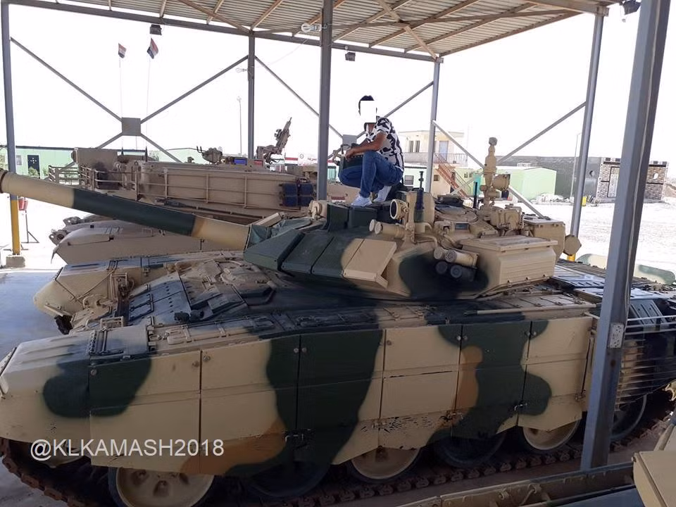 Tháp pháo của T-90S cũng có nhiều cải tiến cùng cặp đèn nhiều OTShU-1-7 không còn được tiếp tục sử dụng vì cặp đèn này tỏ ra không hiệu quả và không có tác dụng gì nhiều trong thực chiến. Nguồn ảnh: QQ.