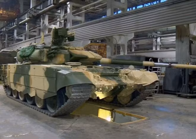 Cụ thể, T-90S/SK của Iraq được trang bị giáp váy bọc kín giáp phản ứng nổ, thậm chí có cả giáp lồng ở phần ống xả của xe thay vì chỉ là ba miếng giáp phản ứng nổ ở phía trước vị trí của lái xe. Nguồn ảnh: QQ.