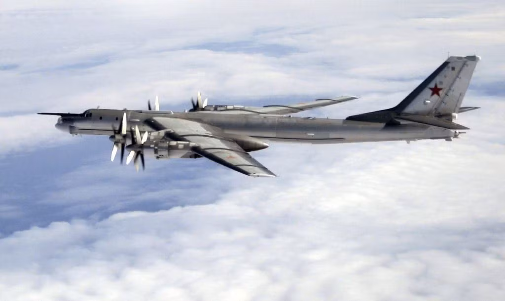 Với nhiệm vụ tuần tra biển, Tu-142 có biên chế phi hành đoàn đầy đủ từ 11 tới tối đa 13 người, máy bay được trang bị 4 động cơ cánh quạt mỗi động cơ cung cấp gần 15.000 sức ngựa. Nguồn ảnh: BI.