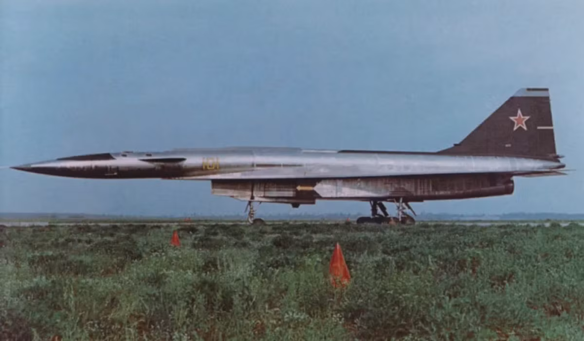 Được phát triển vào đầu thập niên 60 của thế kỷ trước, Sukhoi T-4 được coi là loại máy bay tiên tiến vượt thời đại. Nó hiện đại đến mức ngay cả ở thế kỷ 21, việc sản xuất hàng loạt loại máy bay này vẫn được cho là sẽ gặp không ít trở ngại khó khăn. Nguồn ảnh: Pinterest.