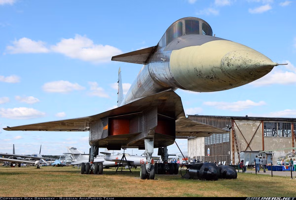 Ở độ cao 20 tới 25 km, kíp lái của máy bay ném bom Sukhoi T-4 hoàn toàn không nhìn thấy mục tiêu trên mặt nước bằng mắt thường nên thiết kế "duỗi cằm" để che đi kính chắn gió lại một lần nữa tỏ ra... có lý. Nguồn ảnh: Pinterest.