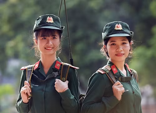 Cụ thể, những bình luận trên trang Sina và các diễn đàn mạng xã hội của Trung Quốc phần lớn đều rất tích cực, đặc biệt nhấn mạnh vẻ đẹp của những nữ quân nhân này. Nguồn ảnh: QĐND.