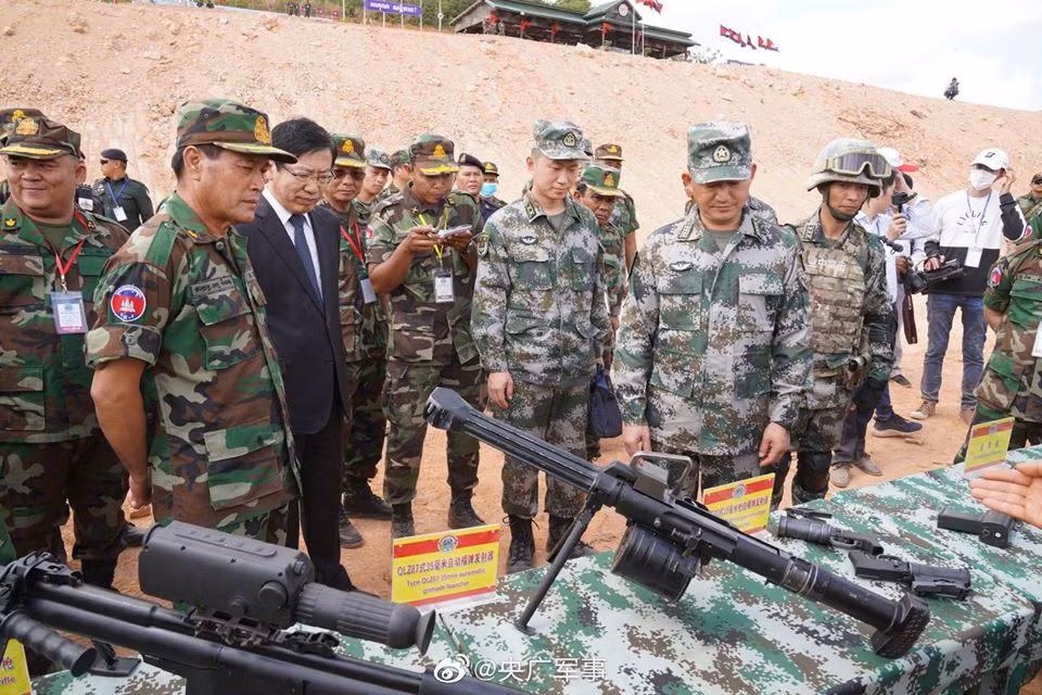 Một loạt các loại vũ khí cá nhân hiện đại cũng được hai nước mang ra trưng bày trong khuôn khổ lễ khai mạc của cuộc tập trận. Nguồn Ảnh: XYY.